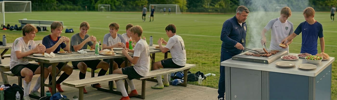 Focicsapat grillezik a focipálya mellett